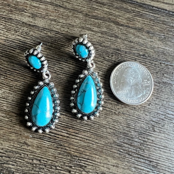 VINTAGE WATER DROP EARRINGS - Picture 7 of 9